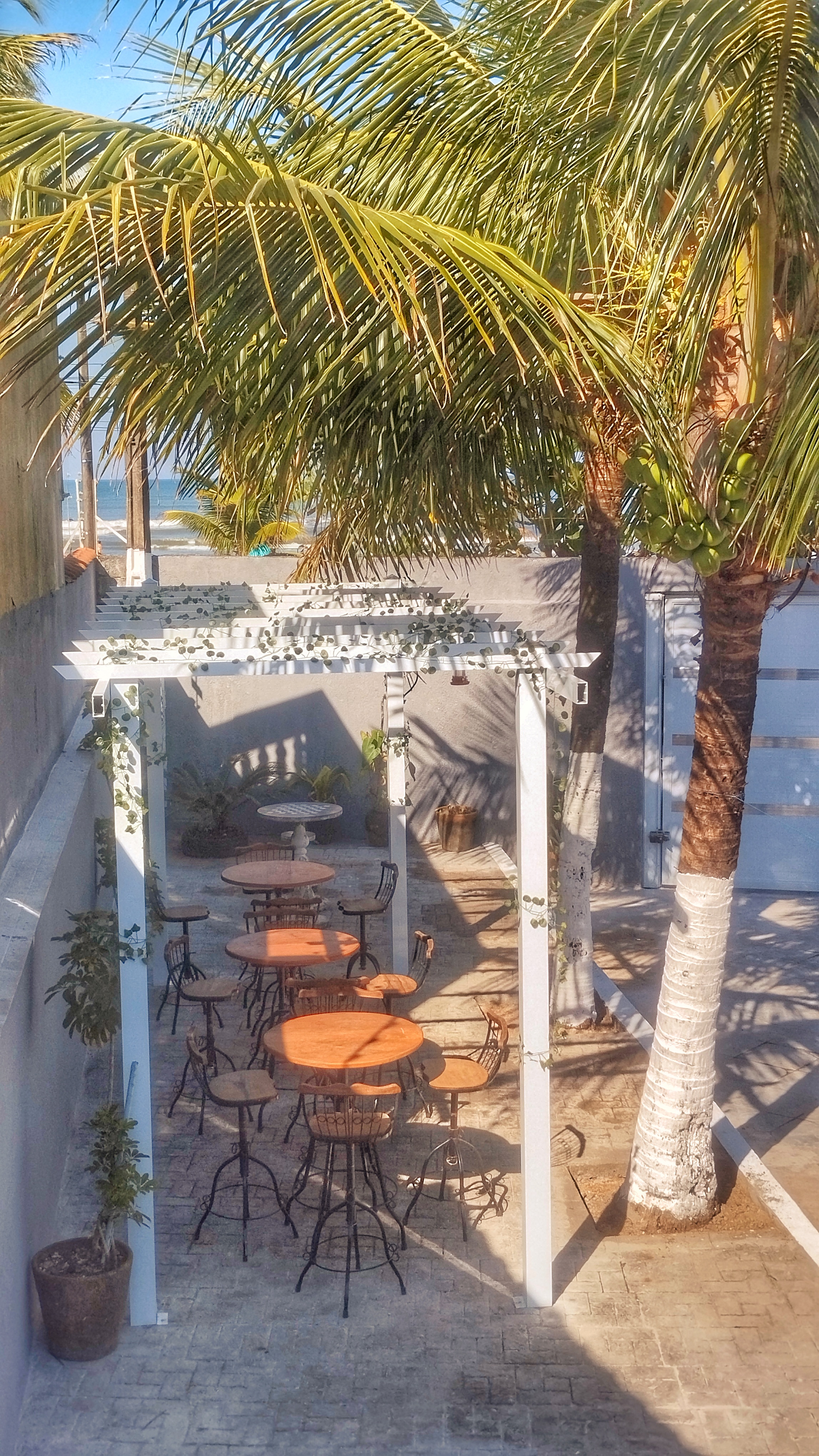 Pergola com mesinhas e banquetas